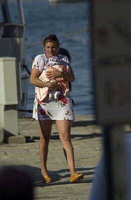 Italy_Porto_Ercole_2002_07_Laurentien_Brinkhorst_with_daughter_Eloise.JPG