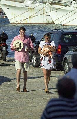 Italy_Porto_Ercole_2002_07_Prince_Constantijn_and_Laurentien_Brinkhorst_with_daughter_Eloise.JPG
