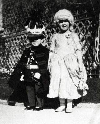 1930s_Rainier and Antoinette in Palace garden.jpg