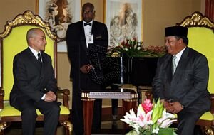 Cambodia 6 King Malaysia visits King Cambodia in his hotel. 2.jpg