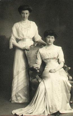 thyra sitting and younger sister dagmar 1880-4.jpg