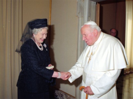 Il Papa accoglie La Regina sulla porta del suo studio.jpg