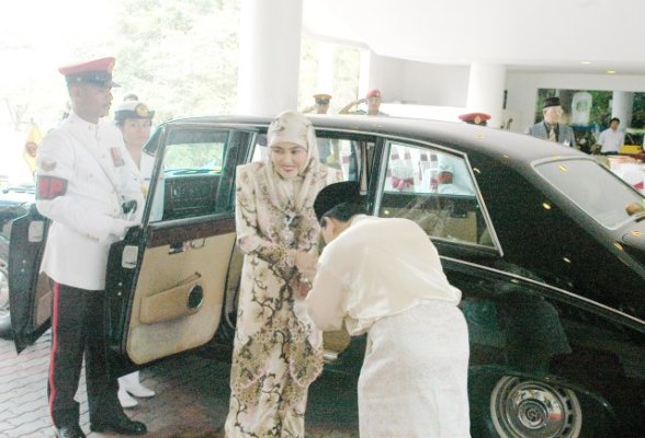 Raja Isteri lawat Planetarium.jpg