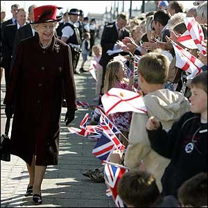 _41127293_queen_crowds_pa.jpg