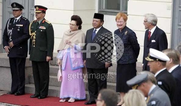 Lawatan ke Finland Agong and Psdnt Tarja Hallonen 2.jpg