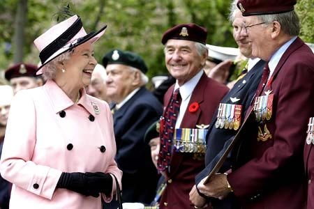 Kanada 24 maj 2005, Alberta Legislature & war veterans.jpg