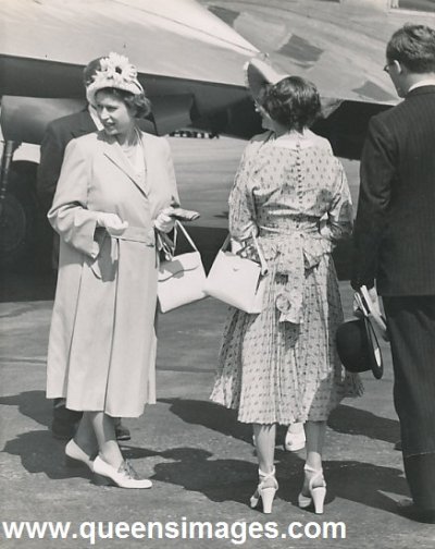 1950-7-14 elizabeth_margaret_at_airport_50.jpg