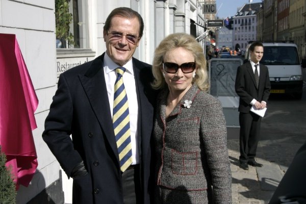 Roger Moore & Kiki Tholstrup.jpg